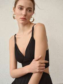 MOTF PREMIUM 撞色蕾丝吊带背心，优雅短款，春夏款 - 黑色 - 查看 6