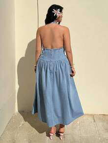Sunnyshic 大码女式休闲甜美复古V领无袖中长款浅色水洗牛仔露背连衣裙，沙滩度假时尚显瘦性感露背沙滩裙 - 淺色水洗藍 - 查看 2