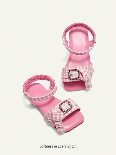 Cozy Pixies Một đôi sandal hở mũi co giãn màu hồng trắng kẻ caro đính ngọc trai dành cho bé gái, thích hợp cho các hoạt động vui chơi trên bãi biển mùa hè và chụp ảnh, những chuyến đi chơi cuối tuần, phối cùng váy, mặc hàng ngày, dự tiệc, kiểu dáng đồng quê.