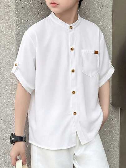 Mirajuku 男童白色短袖立领波浪条纹衬衫，卡其色仿木纽扣，胸前口袋，装饰徽章，休闲舒适，适合上学、旅行、居家、度假等场合，宽松版型，适合春、夏、秋季穿着。