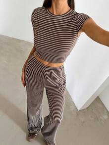 SHEIN Tall Bộ đồ ngủ nữ mặc nhà thoải mái, gồm áo thun dài tay cổ tròn kẻ sọc và quần ống đứng rộng kẻ sọc, thích hợp mặc hàng ngày, chơi thể thao, mùa xuân hè, hoặc mặc đi học. Bộ hai mảnh kẻ sọc màu nâu. - màu nâu - Xem 4