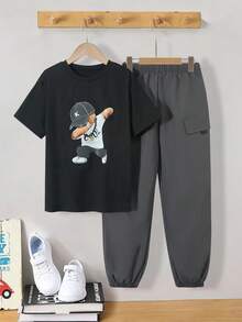 SHEIN Vacaura 男童印花黑色短袖T恤套装（2件套），搭配米色工装裤，休闲套装，春夏款 - 灰色 - 查看 5