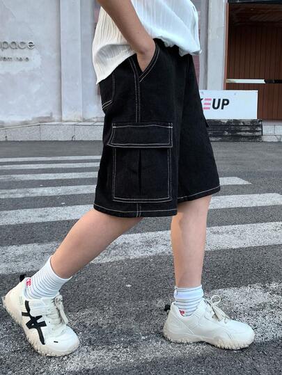 SHEIN Little Byeori 这款青少年男童时尚休闲Y2K复古酷炫工装口袋设计，采用黑白撞色缝线，宽松舒适，适合儿童日常穿着，也适合春夏、夏日派对、音乐节和海滩穿着。