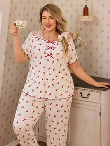 SHEIN Damen Große Größen rotes Spitzenbesatz Ditsy Blumen Farbblock Schleife Dekor gerippter Milchseide Stoff Kurzarm Hose, Lässig romantischer Pyjama Set - Rot - Übersicht 3
