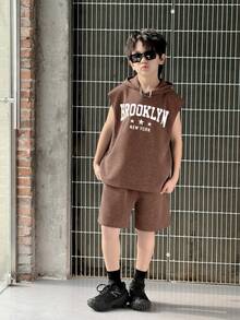 SHEIN 2 Stücke/Set Lässig Koreanischer Stil Buchstaben-Muster Kapuzen Kurzarm Sweatshirt und einfarbige Shorts Set für Tween Jungen - Kaffeebraun - Übersicht 6
