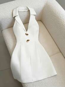 Franclia 这款女士吊带连衣裙饰有性感金属装饰，并采用修身收腰设计，尽显纤细身形。面料挺括抗皱，尽显优雅气质。吊带设计巧妙地露出颈部和肩部线条，小V领则增添了一丝低调的性感。金属搭扣点缀于正面，收腰设计和短裙摆拉长腿部线条，巧妙修饰身材比例，打造完美曲线。搭配高跟鞋，尽显精致优雅；搭配一条精致的项链，则可打造约会时吸睛的迷人造型。这款百搭的“慵懒女孩”连衣裙适合各种场合。白色西装连衣裙 优雅连衣裙 白色商务连衣裙 修身连衣裙 燕尾服连衣裙 女士职业装 女士办公室工作服 女士工作套装 惊艳连衣裙 游艇连衣裙 女士西装连衣裙 优雅女士 优雅套装 高品质连衣裙 最新款连衣裙 - 黑與白 - 查看 4