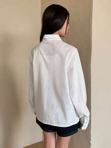 DAZY قميص قصير الأكمام للنساء بطبعة وحيد القرن، ياقة منقلبة، أحادي الصدر، متعدد الاستخدامات للاستخدام اليومي - أبيض - مشاهدة 6