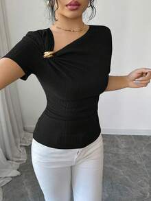 Elenzga Áo thun ngắn tay nữ kiểu dáng thanh lịch, cổ bất đối xứng, đính cúc vàng hồng 3D, chất liệu co giãn, chất liệu có họa tiết, hàng mới về, thích hợp cho mùa xuân/hè. - màu đen - Xem 4