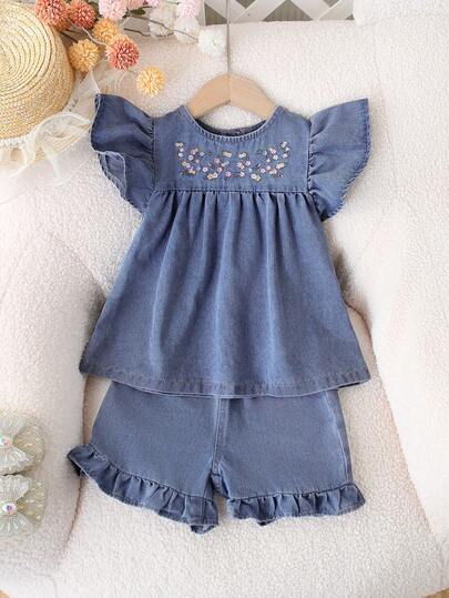 Girls Casual Loose Cute Ditsy Floral Blouse With Ruffled Design, Paired With Relaxed Straight Leg Denim Shorts With Ruffle Hem, Lightweight And Soft Cotton Denim, Fashionable Must-Have For Girls, Suitable For Spring/Summer, Casual Outings, Photoshoots, Gatherings, New Arrival For 2025 Autumn