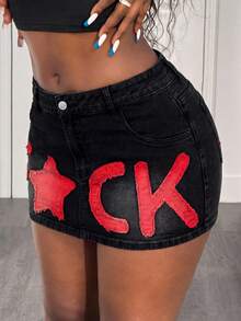 Slaydiva 新款大码女式牛仔迷你裙，带口袋、纽扣和星星贴花设计。夏季风格，饰以深色字母刺绣。黑色牛仔迷你裙。Y2K 时尚百搭，适合约会、休闲穿着和音乐节。女士休闲装 - 黑色 - 查看 3