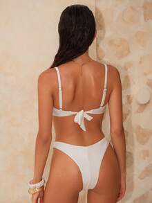 Swim Chiccia Set de top de traje de baño con aros de acero elegantes y decoración de tela texturizada y piedras, y Bottom en forma de triángulo con corte en V - Blanco - Ver 2
