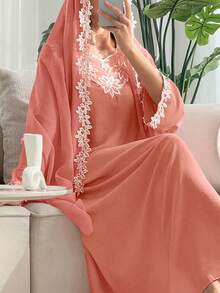 SHEIN Najma 圆领刺绣花卉贴花叶子刺绣滚边阿拉伯风格连衣裙，配头巾 - 橘色 - 查看 1