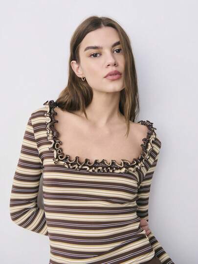 Nöista 这款休闲方领荷叶边长袖T恤采用复古条纹、甜美荷叶边、修身剪裁、弹力面料和暖色调，散发青春优雅气息，适合春夏各种场合和风格搭配。