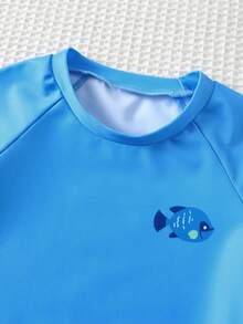 SHEIN Bộ đồ bơi ngắn tay cổ tròn ôm sát in hình cá mập hoạt hình dễ thương cho bé trai, thích hợp cho mùa hè. - Nhiều màu - Xem 3