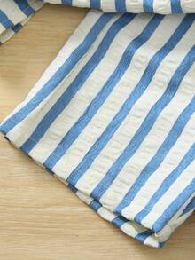 SHEIN Bộ đồ mùa hè 2 món cho bé trai, áo cardigan cổ bẻ, áo trên: Áo sơ mi ngắn tay cổ bẻ kẻ sọc trắng đen với cúc đen tương phản, quần dưới: Quần short kẻ sọc trắng đen, trang phục thường ngày thoải mái cho kỳ nghỉ hè, du lịch. - Màu xanh lam - Xem 4