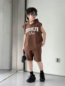 SHEIN 2 Stücke/Set Lässig Koreanischer Stil Buchstaben-Muster Kapuzen Kurzarm Sweatshirt und einfarbige Shorts Set für Tween Jungen - Kaffeebraun - Übersicht 3
