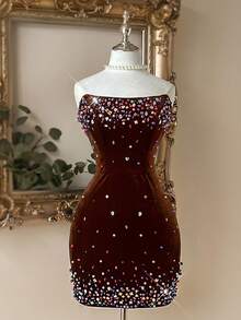 Lovelzi Chân váy mini ôm sát eo cao, không dây vai, bằng nhung đen thanh lịch và quyến rũ, được đính đá lấp lánh và thêu tay tỉ mỉ. Thích hợp cho các buổi hẹn hò, kỳ nghỉ, tiệc chiêu đãi, tiệc trà chiều, chụp ảnh, đám cưới, các buổi tiệc và tiệc cocktail. - màu nâu - Xem 5