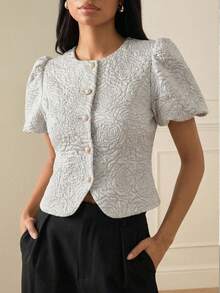 Lilora Top élégant gris à manches courtes à volants avec encolure ronde, longueur régulière et détail de boutons devant en tissu tissé avec un motif végétal chic pour femmes - Gris - Voir 7