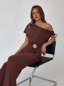 Aloruh 女士休闲亚麻色不对称肩部褶裥裹身衬衫，饰有金属花朵，搭配宽松阔腿裤两件套，适合通勤、日常穿着、度假、春夏穿着。 - 咖啡棕 - 查看 6