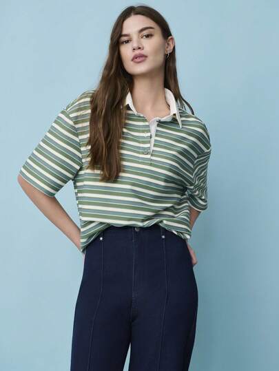 Nöista 这款休闲条纹短袖Polo衫采用复古深绿色横条纹和白色领子设计。宽松的版型使其成为春夏日常穿着的必备休闲学院风单品。