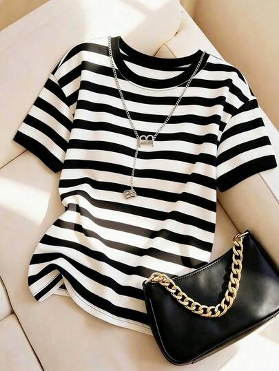 Franclia Camiseta de manga corta de rayas negras y blancas con hombros regulares para mujer, de corte holgado y estilizador, top casual con estilo clásico de contraste de rayas off-shoulder, camiseta de cuello redondo de manga corta y ligera para el verano, versátil para uso diario