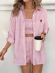 SHEIN LUNE 3件套女士休闲条纹刺绣抹胸上衣、衬衫和短裤套装，适合情人节和度假海滩装扮，女士街头休闲衬衫，女士度假装扮，女士夏季假日装扮，沙滩套装，女士度假装扮，女士夏季装扮，女士夏季套装，女士红色上衣，红色休闲上衣 - 紅白色 - 查看 5