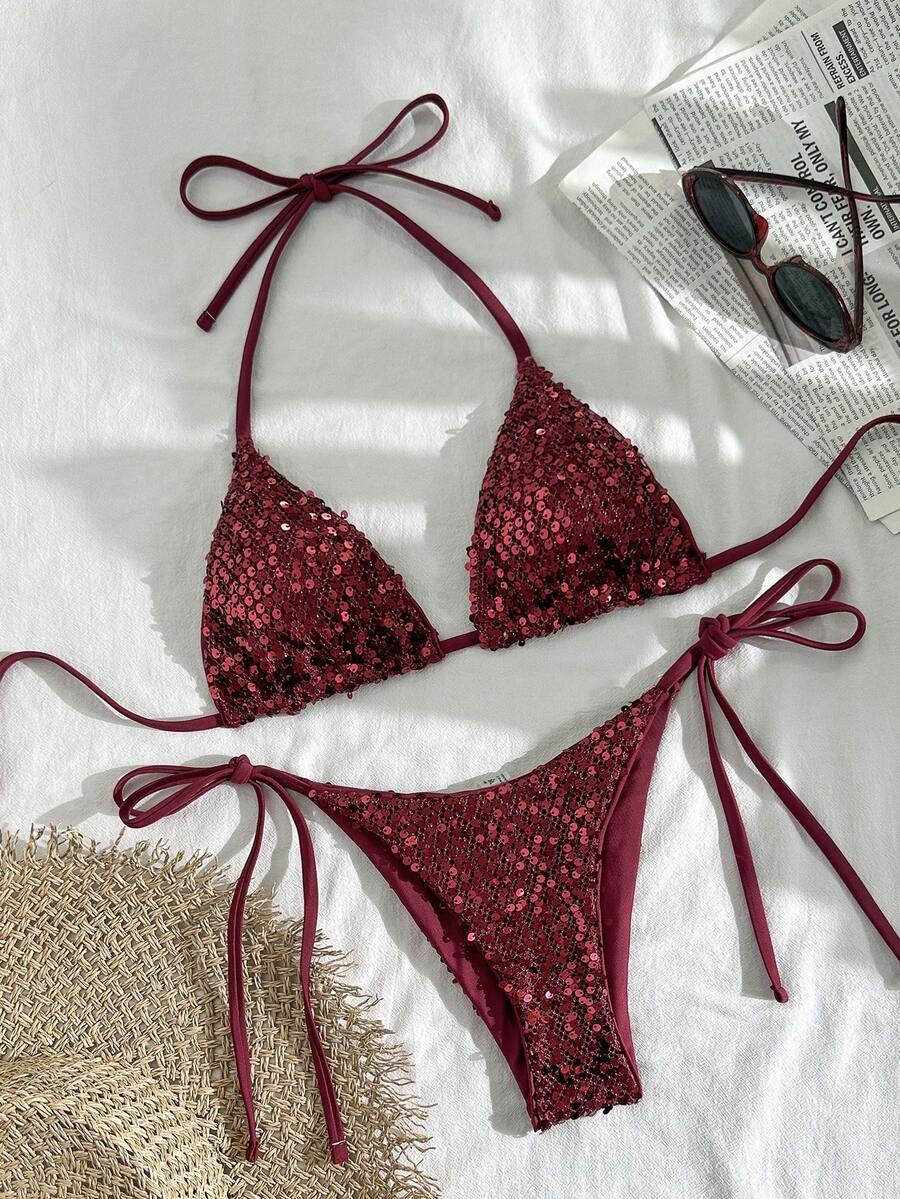 SHEIN Swim 2件套亮片纹理面料三角罩杯文胸和侧系带比基尼泳衣套装，性感女士泳装，适合春夏度假，闪亮比基尼套装，夏季亮片比基尼，闪亮比基尼，亮片泳衣，水钻比基尼 - 酒紅色 - 查看 1