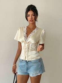 Aloruh 女士优雅V领蕾丝拼接系带短袖缎面衬衫，优雅女士衬衫，春季女装，女士外出上衣 - 杏色 - 查看 7