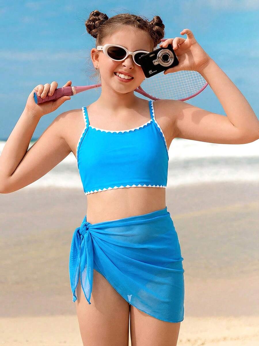 SHEIN 少女三件套比基尼套装 - 甜美时尚简约设计，天蓝色纯色上衣和下装，贝壳刺绣滚边，搭配天蓝色纯色半身裙，针织面料，三件套，时尚休闲，精致优雅，尽显淑女风范，适合游泳、夏季假期、夏季海滩和沿海地区、泳池、派对、夏季度假派对、休闲出游等场合。少女比基尼套装，含半身裙，蓝色泳装，适合少女沙滩穿着，比基尼套装含纱笼裙。 - 藍色 - 查看 1