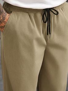 Manfinity Homme Quần nhung kẻ nam dáng rộng, thoải mái, phù hợp cho mặc hàng ngày, đi chơi cuối tuần, du lịch, gặp gỡ bạn bè, v.v. Chiếc quần này là một món đồ thiết yếu đa năng trong tủ quần áo của nam giới và là một món quà tuyệt vời dành cho bạn trai hoặc chồng. Quần nỉ ống rộng nam, quần nỉ có dây rút, quần nỉ ống loe nam, quần jogger kaki nam, thích hợp cho các chuyến đi cuối tuần, hoạt động ngoài trời, du lịch, môi trường làm việc thoải mái hoặc các dịp bán trang trọng, quà tặng cho bạn trai/chồng, quà kỷ niệm/sinh nhật, tiệc tùng, kỳ nghỉ hè, lễ hội, năm mới, đám cưới, ngày Valentine. - Màu Khaki - Xem 5