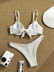 Swim Chiccia Set de top de traje de baño con aros de acero elegantes y decoración de tela texturizada y piedras, y Bottom en forma de triángulo con corte en V - Blanco - Ver 7