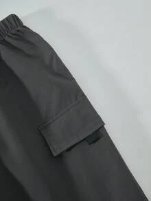 SHEIN Vacaura 男童印花黑色短袖T恤套装（2件套），搭配米色工装裤，休闲套装，春夏款 - 灰色 - 查看 4