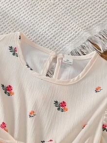SHEIN Vintaside Kids Đầm hè ngọt ngào và dễ thương cho bé gái, in hình quả anh đào với tay áo bèo nhún, kiểu dáng thoải mái, có thể giặt máy - Hoàn hảo cho các bữa tiệc và hoạt động trên bãi biển. - trắng - Xem 4