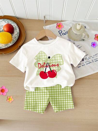 Sött körsbärsgrönt rutigt mönster för babyflicka, avslappnad minimalistisk rund halsringning, kortärmad t-shirt och tajta shorts, lämpligt för sommarsemester
