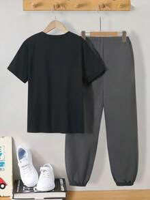 SHEIN Vacaura 男童印花黑色短袖T恤套装（2件套），搭配米色工装裤，休闲套装，春夏款 - 灰色 - 查看 2