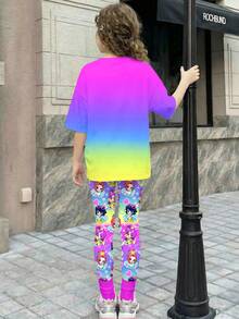 SHEIN طقم تي شيرت بياقة مستديرة وأكمام قصيرة وبنطلون مطبوع برسوم كرتونية للفتيات الصغيرات - متعدد الألوان - مشاهدة 2