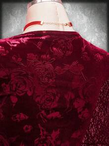 SHEIN ICON 女士加大码复古性感优雅情人节上衣：时尚、个性、现代都市哥特风红玫瑰植绒天鹅绒拼接蕾丝边心形领喇叭袖系带上衣 - 紅色 - 查看 8