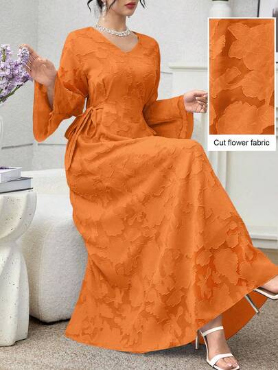 Yasmyna فستان أنيق بياقة على شكل حرف V مع فتحات وأربطة من الدانتيل بطراز عربي