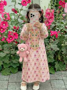 SHEIN DRMZ 女童火烈鸟印花长袖连衣裙，度假风；秋季女童粉色花卉阿拉伯长袍，优雅花卉领，休闲简约传统长袖阿拉伯连衣裙，适合春夏穿着；优雅端庄的长袖连衣裙，祈祷长袍，舒适休闲，度假风；端庄的卡夫坦长袍；儿童阿拉伯长袍；女童巴基斯坦传统长袍 - 杏色 - 查看 2