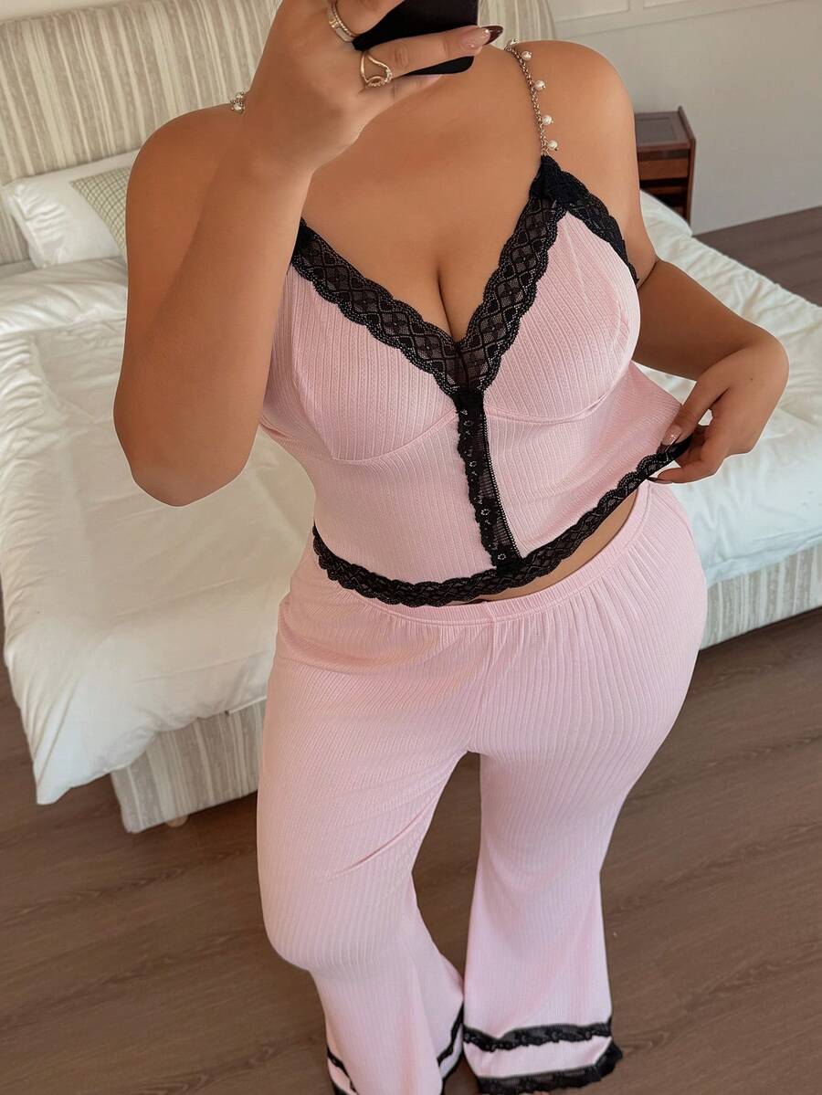 Napfluff CURVE Napfluff CURVE Bộ đồ ngủ gợi cảm dành cho nữ cỡ lớn, gồm áo hai dây cổ chữ V phối ren và quần ống rộng. - Màu Hồng baby - Xem 1