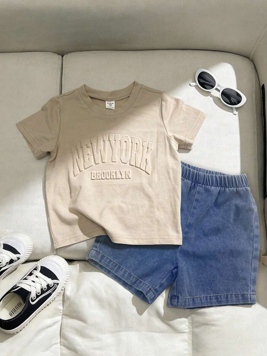 SHEIN Genkimix Kids Bộ 2 món gồm áo thun dệt kim tay ngắn cổ tròn in chữ tiếng Anh và quần short denim cạp chun cho bé trai, kiểu dáng tối giản và đa năng, phù hợp cho các hoạt động ngoài trời của bé trai vào mùa xuân và mùa hè.