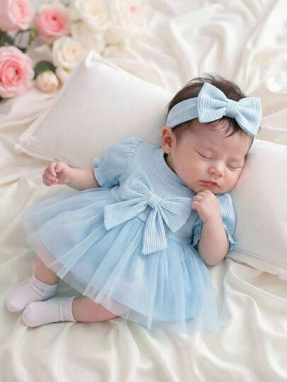 SHEIN 新生儿公主风网纱连衣裙，采用亲肤面料，内衬柔软，温柔呵护新生儿娇嫩肌肤。纯色网纱裙摆，X型设计，泡泡袖更添可爱气息，精致细腻的整体设计，让新生儿瞬间化身可爱小公主，兼具舒适与美观。