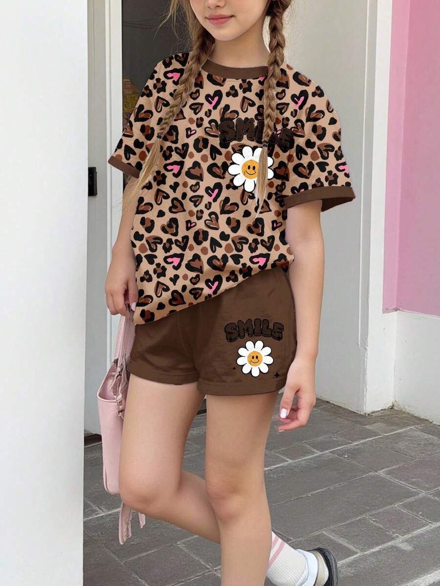 SHEIN Bộ 2 món áo thun ngắn tay cổ tròn in họa tiết da báo và hoa trái tim cho bé gái, gồm áo và quần short, thích hợp mặc hàng ngày vào mùa xuân/hè, phong cách đường phố, ở nhà và đi nghỉ mát. - Nhiều màu - Xem 1
