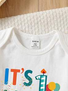 SHEIN 新生男宝宝休闲英文字母标语图案白色短袖连体衣，新生儿装饰，生日派对儿童服装，婴儿服装，男女通用婴儿服装，婴儿连体衣，新生儿连身衣，0-9个月，春夏款 - 白色 - 查看 5