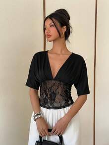 Siren Gaze 女士夏季黑色蕾丝边深V领修身短袖T恤，优雅黑色上衣，采用深V领和蕾丝边设计。时尚百搭，适合工作和休闲场合，如夏季假期、情人节、女士嘉年华服装、海滩度假等。 - 黑色 - 查看 7