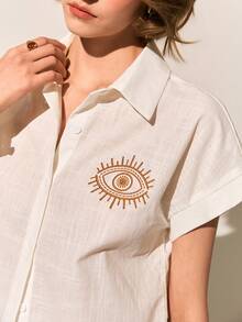 Poéselle 女士棉质衬衫，绣有邪眼图案，亚麻混纺短款衬衫；女士短袖纽扣夏季衬衫，饰有邪眼图案；白色短款衬衫；刺绣衬衫；纽扣开襟；波西米亚风夏季上衣；宽松短款衬衫；简约美学；休闲时尚衬衫，眼睛印花，纽扣前襟，休闲百搭短袖衬衫 - 白色 - 查看 1