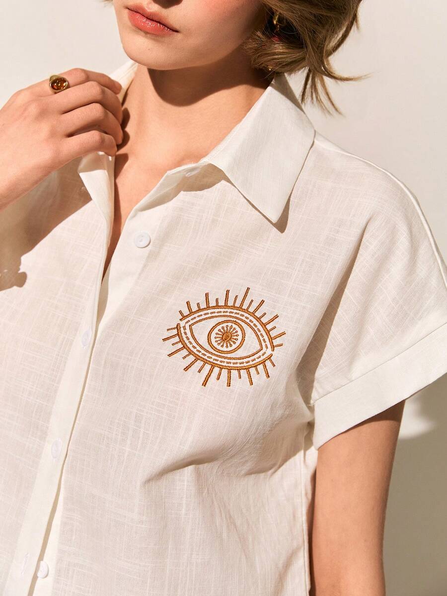 Poéselle 女士棉质衬衫，绣有邪眼图案，亚麻混纺短款衬衫；女士短袖纽扣夏季衬衫，饰有邪眼图案；白色短款衬衫；刺绣衬衫；纽扣开襟；波西米亚风夏季上衣；宽松短款衬衫；简约美学；休闲时尚衬衫，眼睛印花，纽扣前襟，休闲百搭短袖衬衫 - 白色 - 查看 1