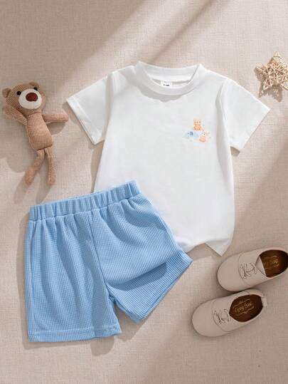 Souflis Souflis 2pcs/Set Baby Boys/Toddler Cute Cartoon Bear Print Short Sleeve Top And Solid Color Textured Shorts Set, Suitable For Spring/Summer Outings And Daily Wear
