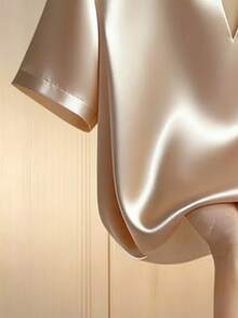 Franclia 女士香槟色优雅V领短袖上衣，饰以珍珠，缎面面料，宽松版型，适合通勤、日常穿着，尽显优雅气质。冬季、圣诞节、新年、派对、海滩、优雅休闲、浪漫、情人节、约会、毕业季、时尚休闲通勤装、商务办公装、百搭时尚日常休闲装、都市教师职业装。 - 杏色 - 查看 6