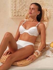 Swim Chiccia Set de top de traje de baño con aros de acero elegantes y decoración de tela texturizada y piedras, y Bottom en forma de triángulo con corte en V - Blanco - Ver 3
